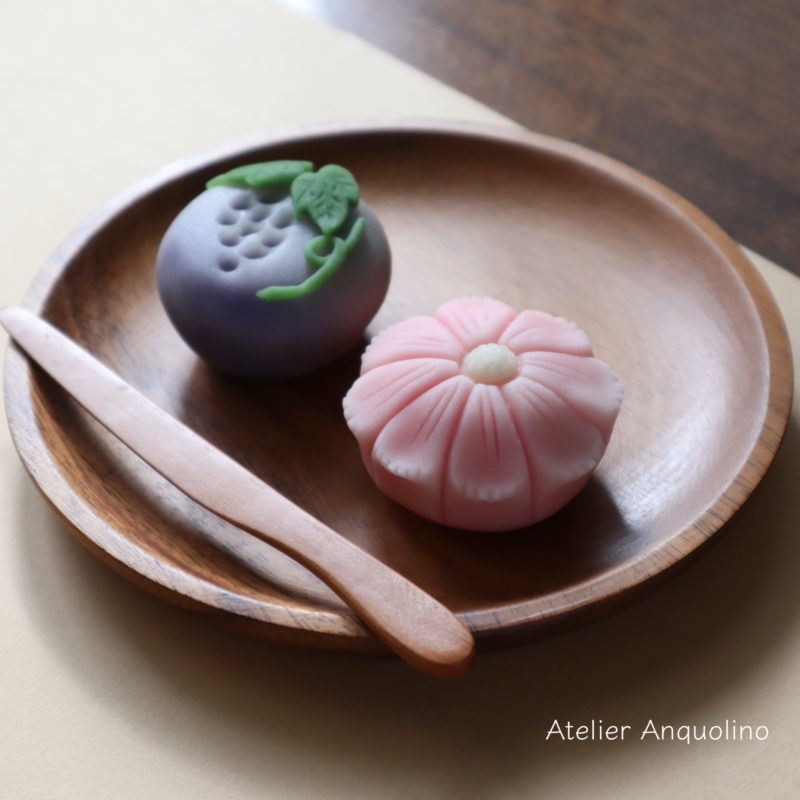 10月の和菓子レッスンです 秋の練り切りは葡萄と秋桜です 和菓子教室 アトリエ アンコリノ